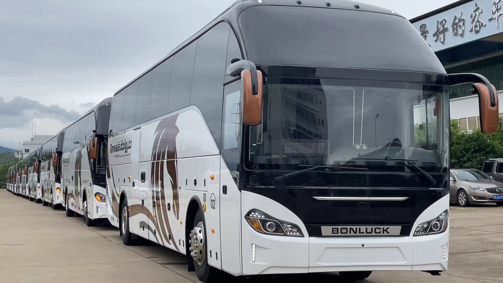 16530247199768.jpg 百路佳出口中東車輛整裝待發.jpg